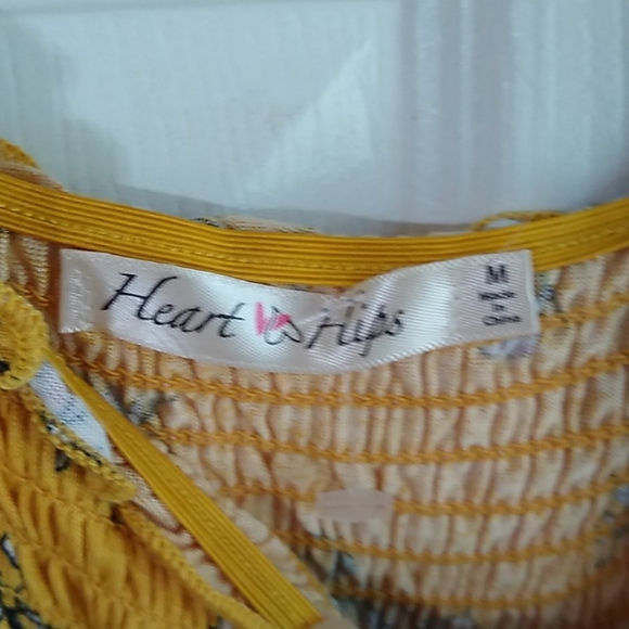 Heart's Hips smocked top size medium - Picture 7 of 9